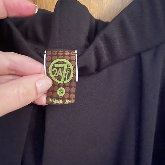 Black skirt below knee elastic waist with deep pockets size 2x - Picture 2 of 3